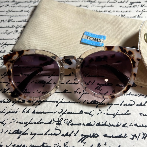 Tom’s Sunglasses - Like New - Picture 3 of 4